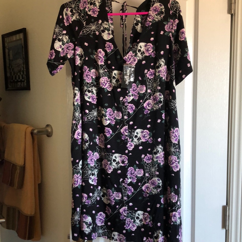 Brand new hot topic dress w/ tags and pockets